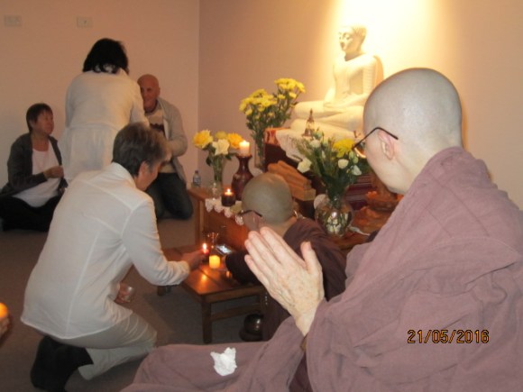 Offering of lights and candles at the end of Vesak Meditation Day 2016 inside the Sala of Patacara Bhikkhuni Hermitage. Photo by Ming.
