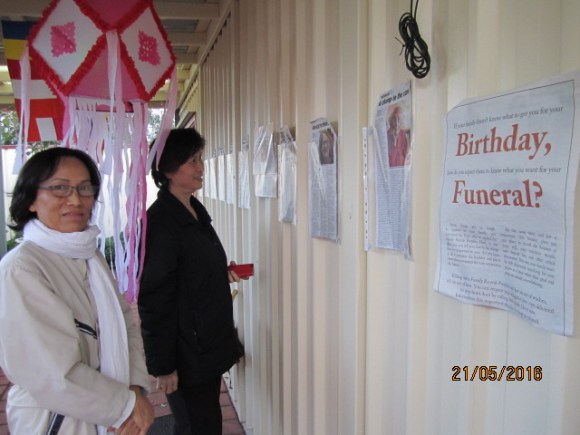 The participants reading the obituaries outside the Sala of Patacata Bhikkhuni Hermitage on Vesak Meditation Day 2016. Photo by Ming.