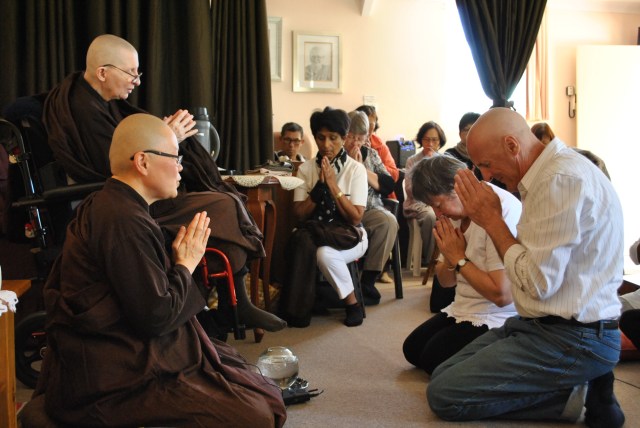The Chanting of blessings after the offering of the End of Rains Cloth to the Bhikkhunis of Patacara Bhikkhuni Hermitage 2016. Photo by Havondra.