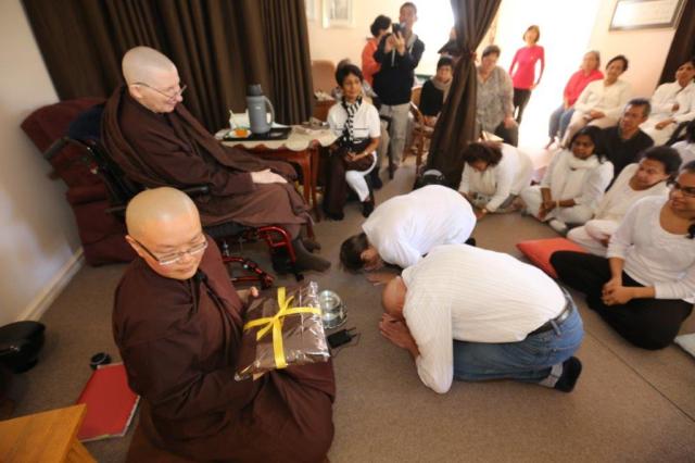 Offering of the Cloth to the Bhikkhunis of Patacara Bhikkhuni Hermitage on 30th October 2016. Photo by Zor