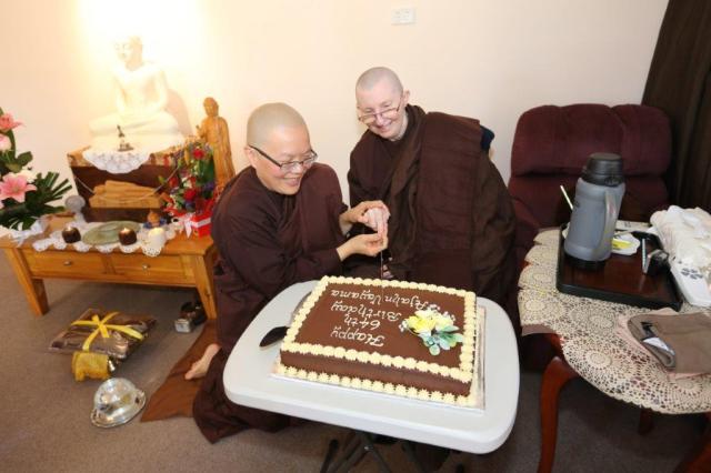 Ayya Vayama Bhikkhuni cut the birthday cake after the End of Rains Cloth Offering Ceremony at Patacara Bhikkhuni Hermitage on 30th October 2016. Photo by Zor